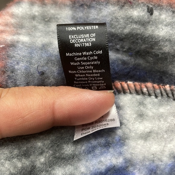 Kensie cape/shawl/wrap in thick sherpa-type fabric - Picture 8 of 8